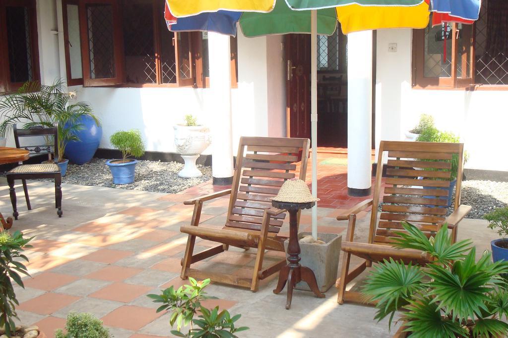 Blue Seas Guest House Dehiwala-Mount Lavinia Esterno foto