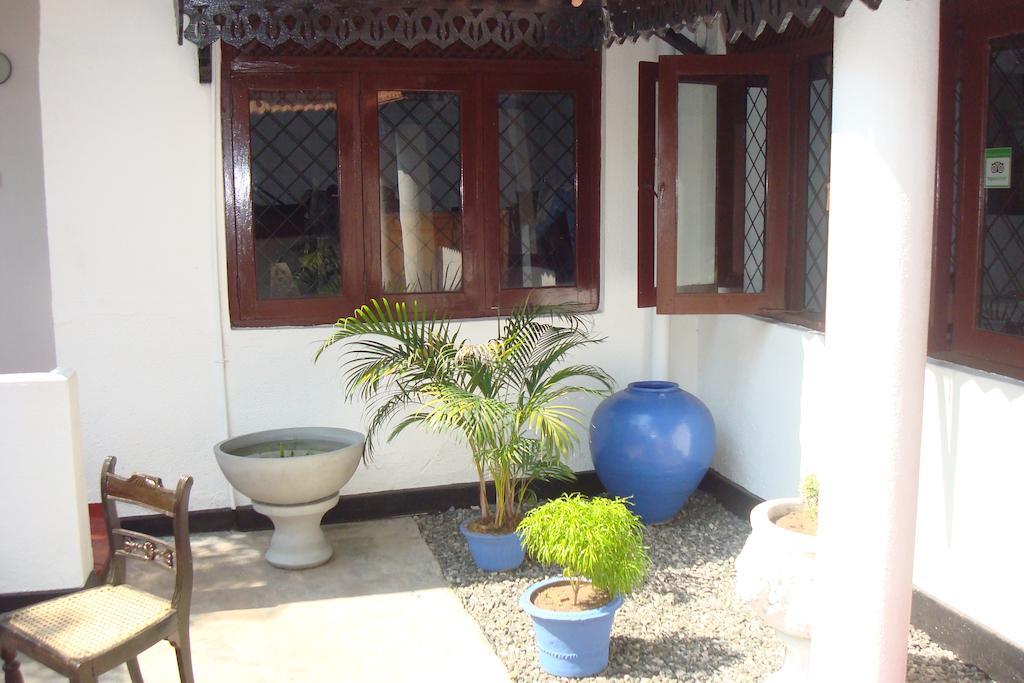 Blue Seas Guest House Dehiwala-Mount Lavinia Esterno foto