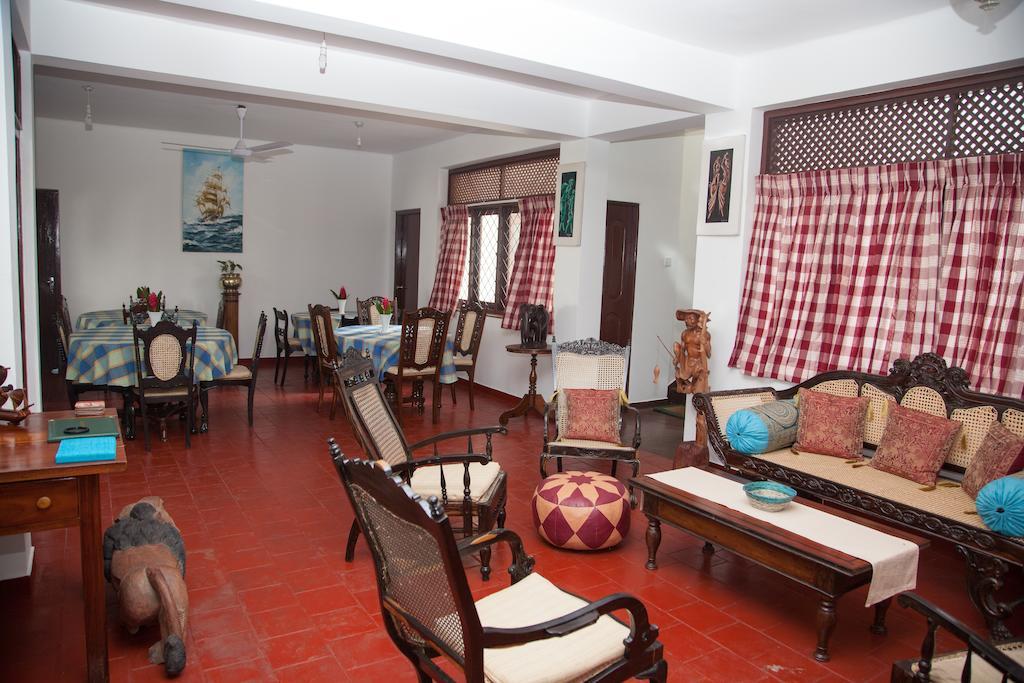 Blue Seas Guest House Dehiwala-Mount Lavinia Esterno foto