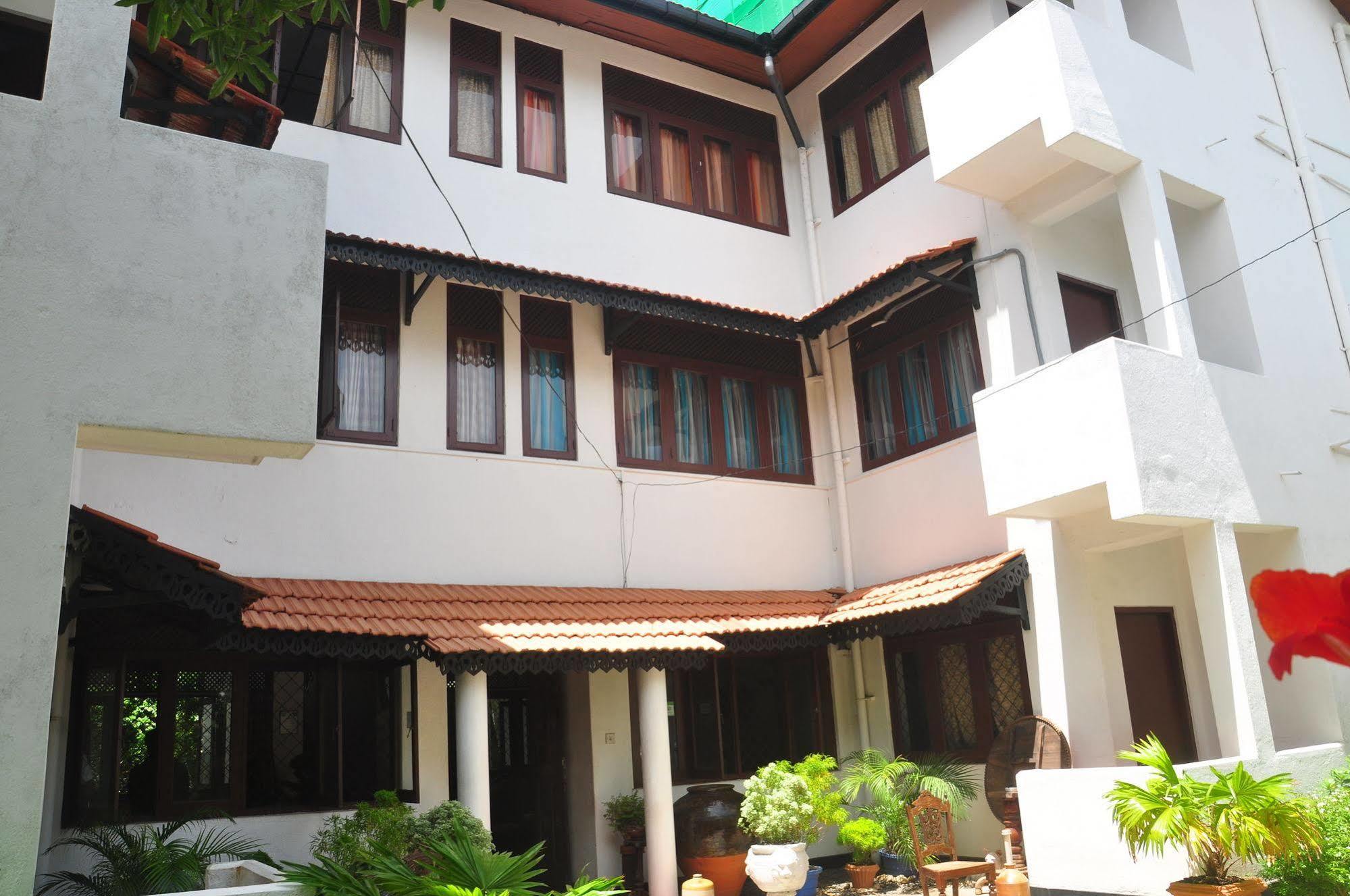 Blue Seas Guest House Dehiwala-Mount Lavinia Esterno foto