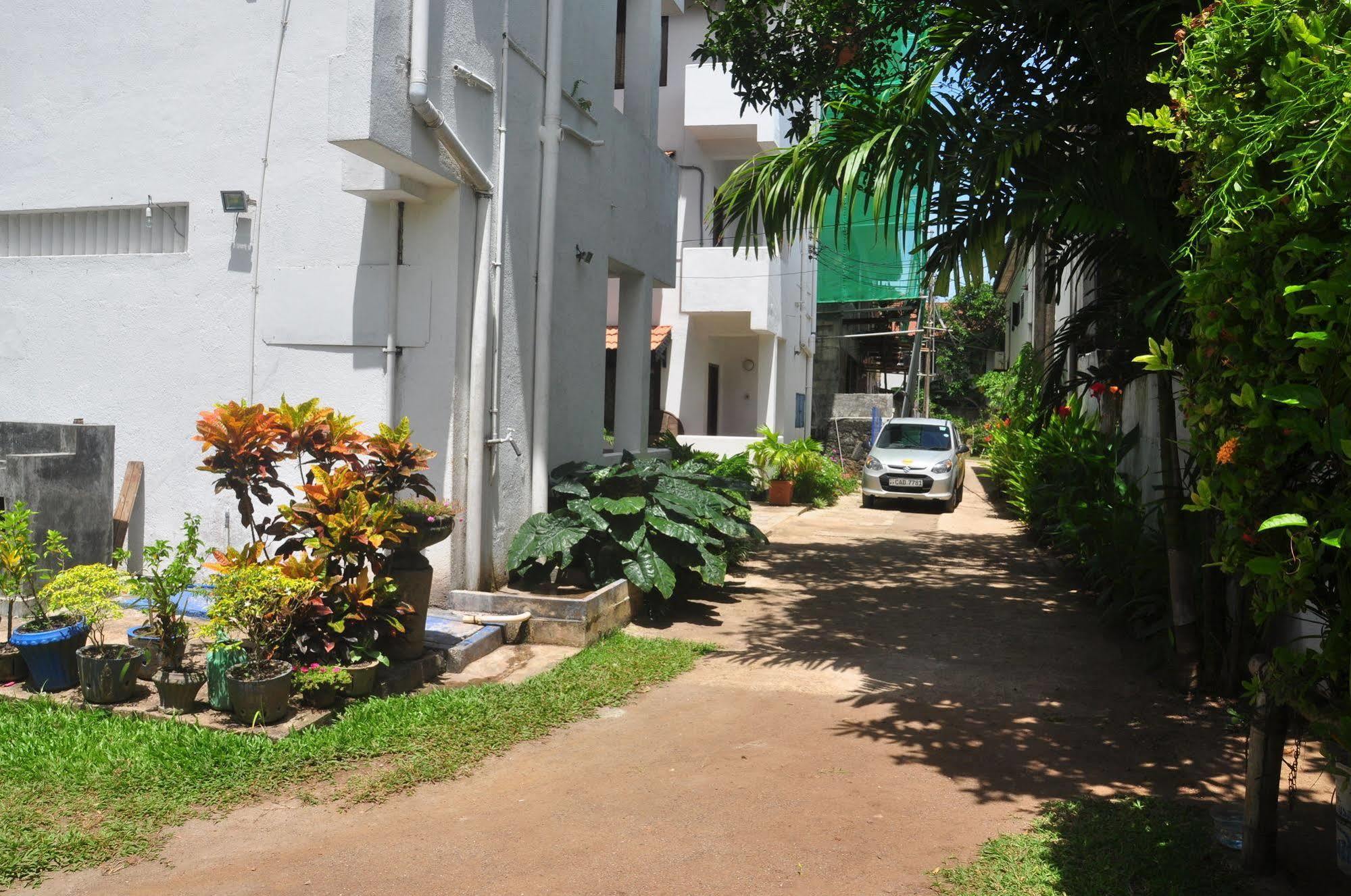 Blue Seas Guest House Dehiwala-Mount Lavinia Esterno foto
